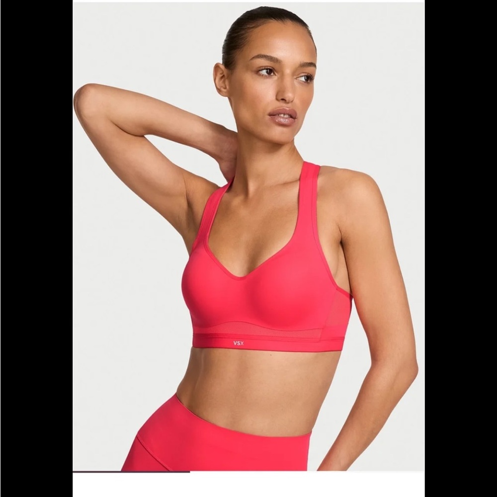 Victoria’s Secret Incredible Max Island Pink
Sports Bra (32D)